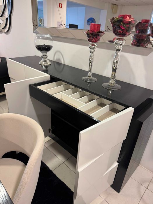 Sala de Jantar completa em exposição (mesa+cadeiras+aparador+moldura)