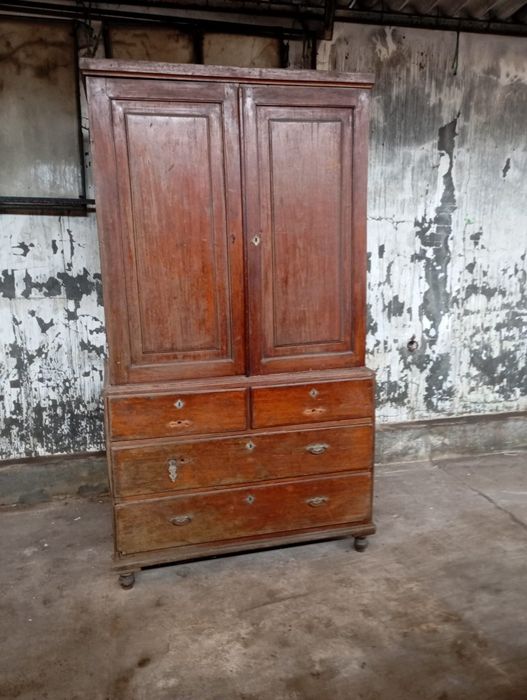 Vendo este armário muito bonito bom estado