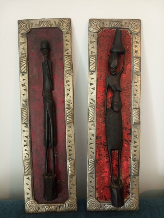 Conjunto de paineis de parede / Quadros tradicionais em metal  trabalhado com estatueta tribal africana esculpida em madeira 54 cm x 15 cm