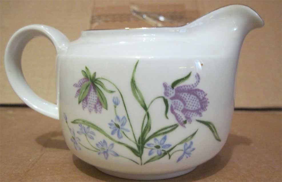 Фарфоровый молочник