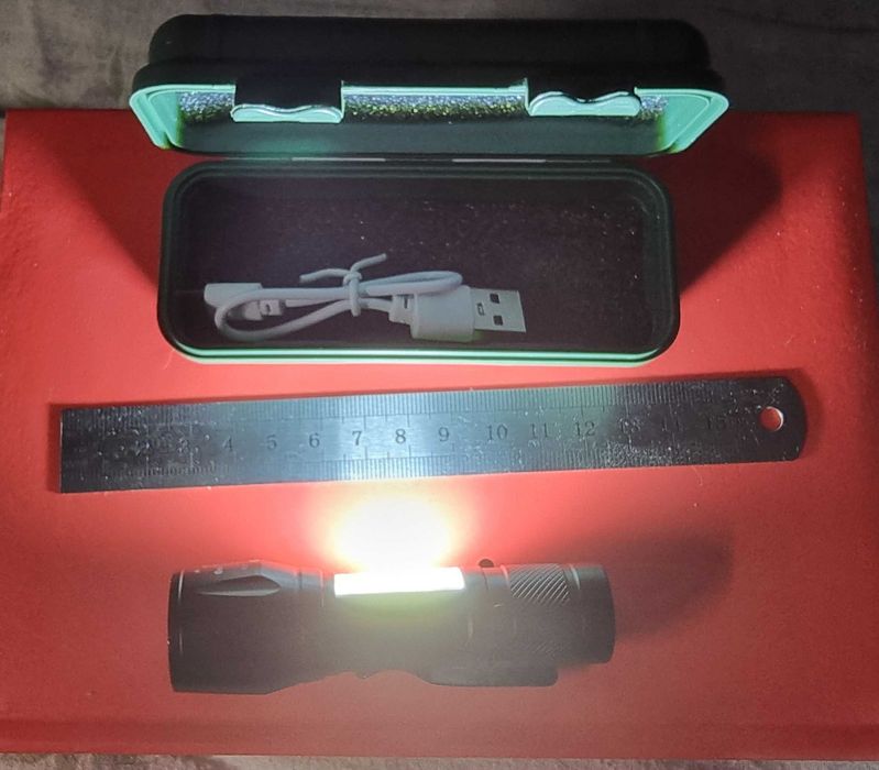 Pequena lanterna led com estojo a bateria