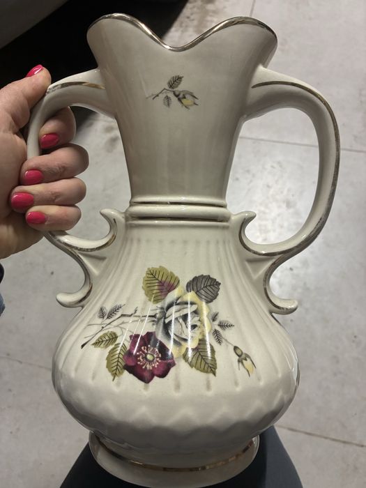 Wazon z uszami w kwiaty