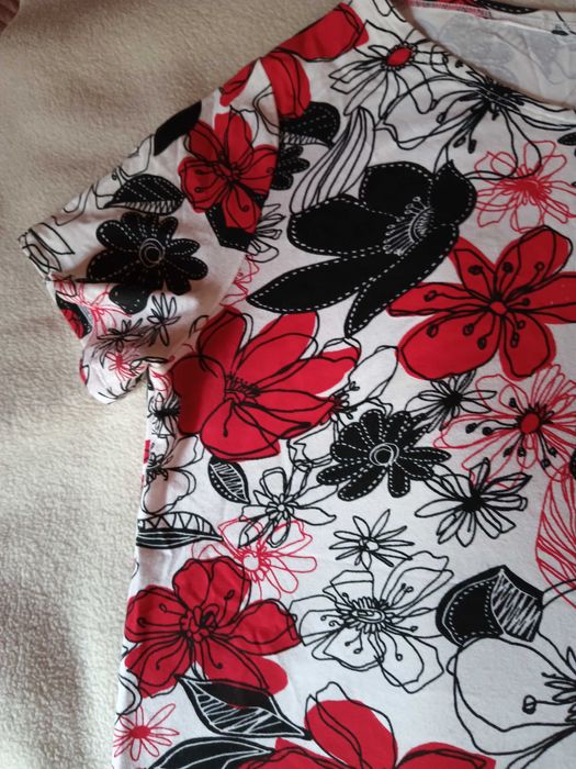 T-shirt damski z krótkim rękawem w czarno czerwone kwiaty S/M