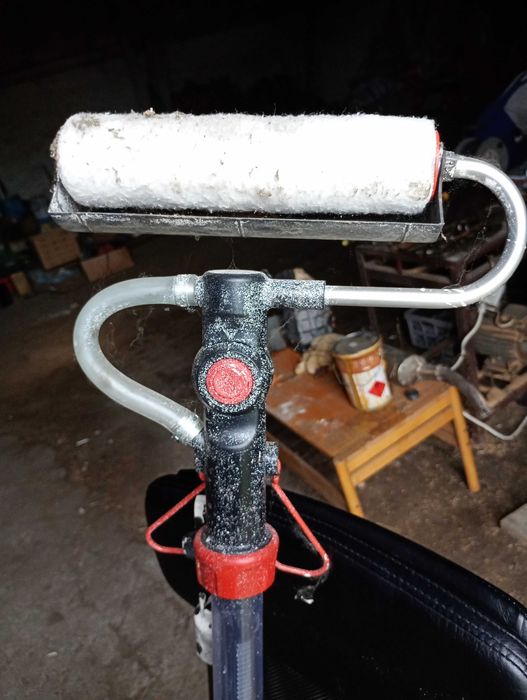 Wałek malarski ze zbiornikiem na farbę