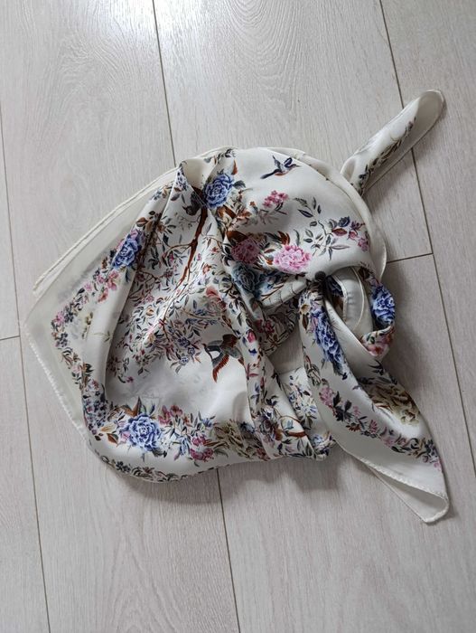 Piękna delikatna apaszka z fajnym nadrukiem