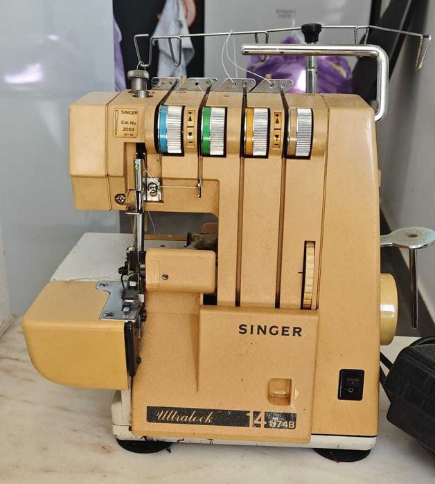 Máquina de costura corte e cose Singer Ultralock 14U74B