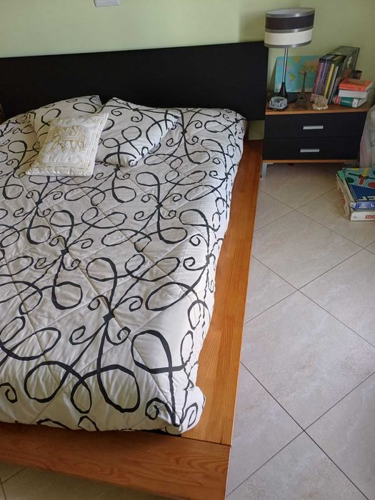 Cama de casal, com colchão e mesinhas de cabeceira