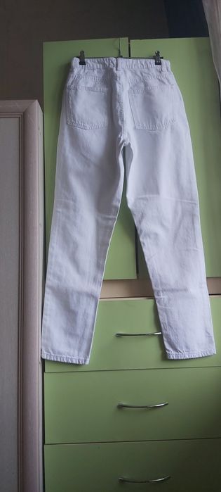 Продам платье в колярі мокко  і білі джинси лотом ,в розмірі S.