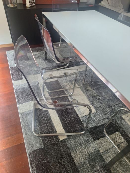 Mesa de jantar de vidro com 6 cadeiras