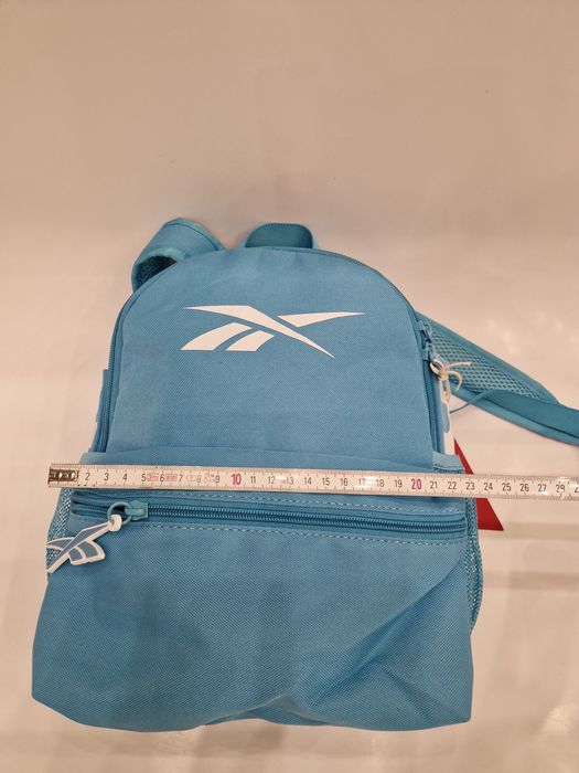 Śliczny plecak Reebok z markowym brelokiem.