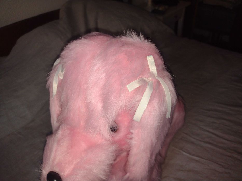 Cão de peluche cor de rosa