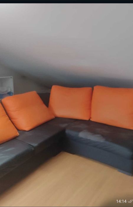 Sofá usado preto e laranja