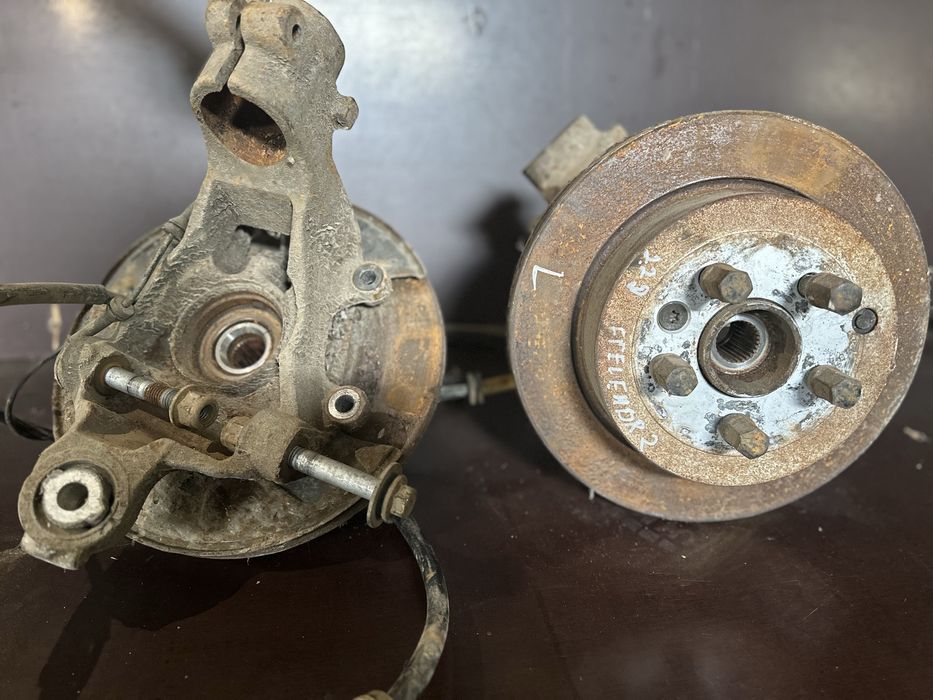 Ступиця / ступиці ліва , права / Цапфа Land rover freelender 2 / 2.2