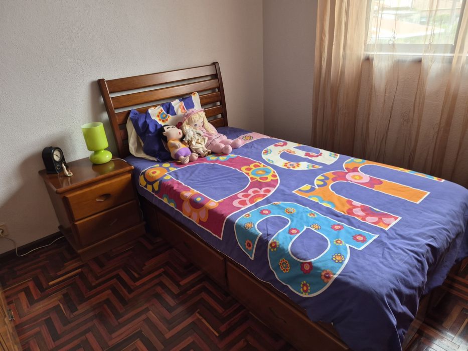 cama de solteiro com mesa de cabeceira