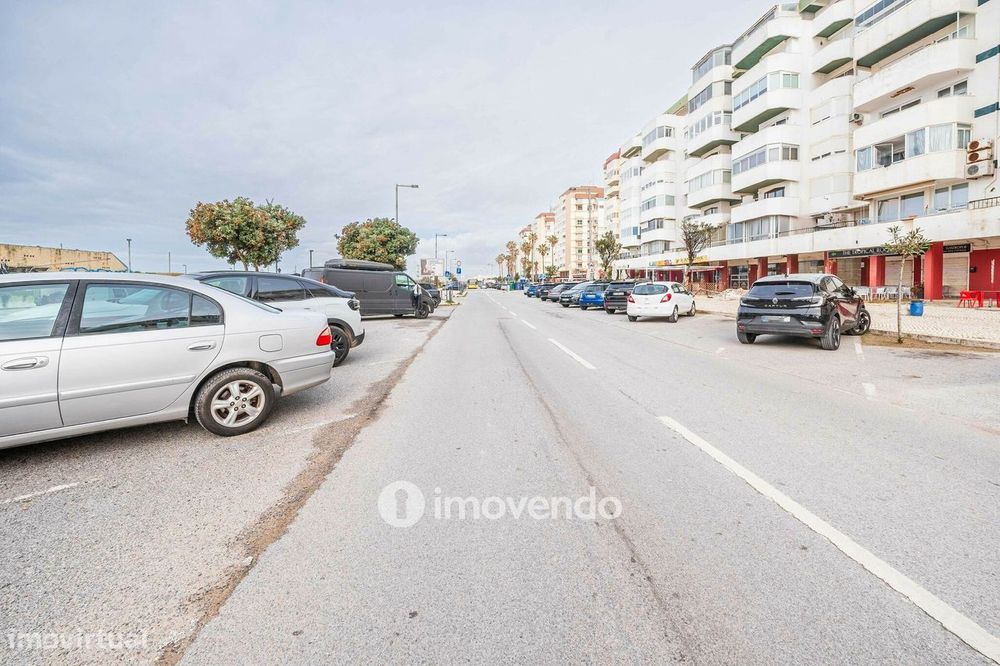 Apartamento T1 junto à praia, com estacionamento, Costa da Caparica