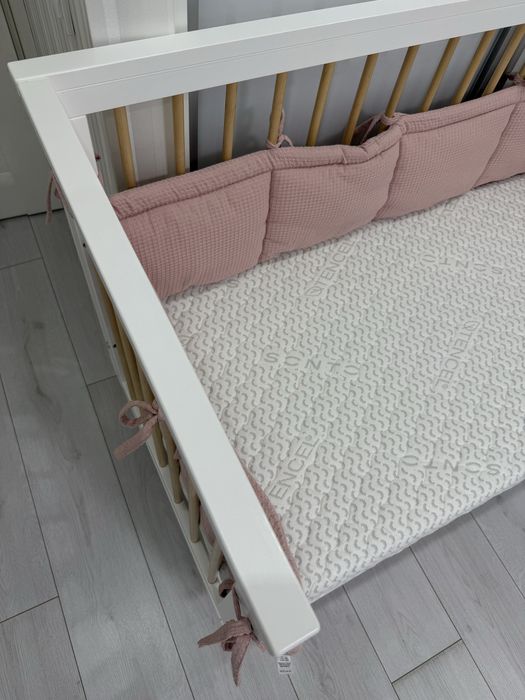 Детская кроватка (дерево) с матрасом, как новая