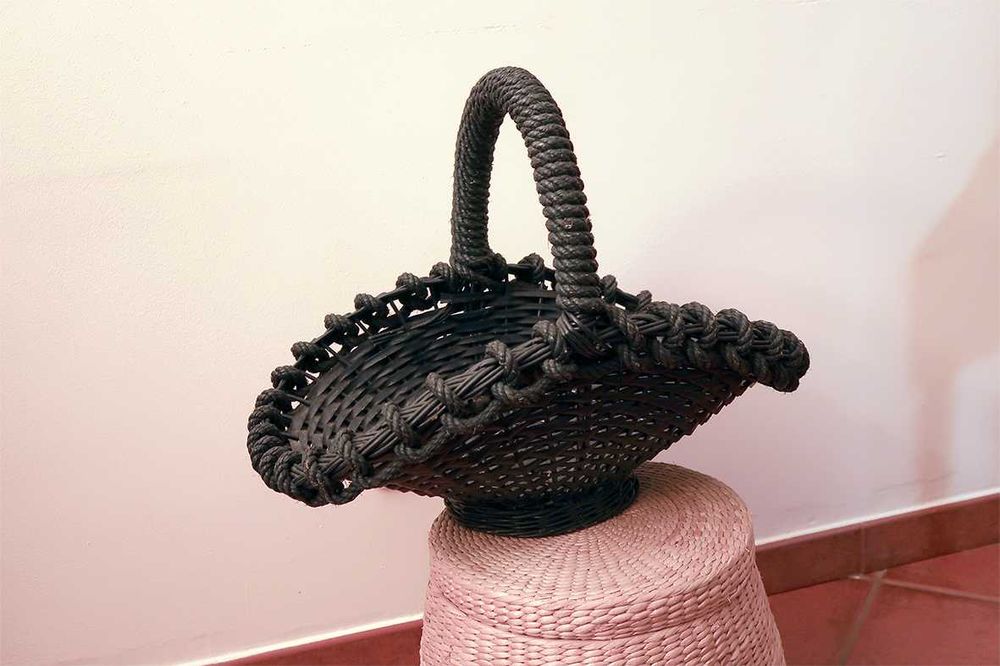 Cesto em palha e corda artesanal