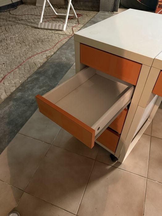 Conjunto secretária + bloco de gavetas IKEA MICKE, branco/laranja