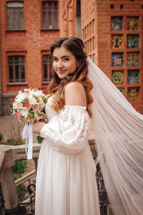 Весільна сукня з фатою