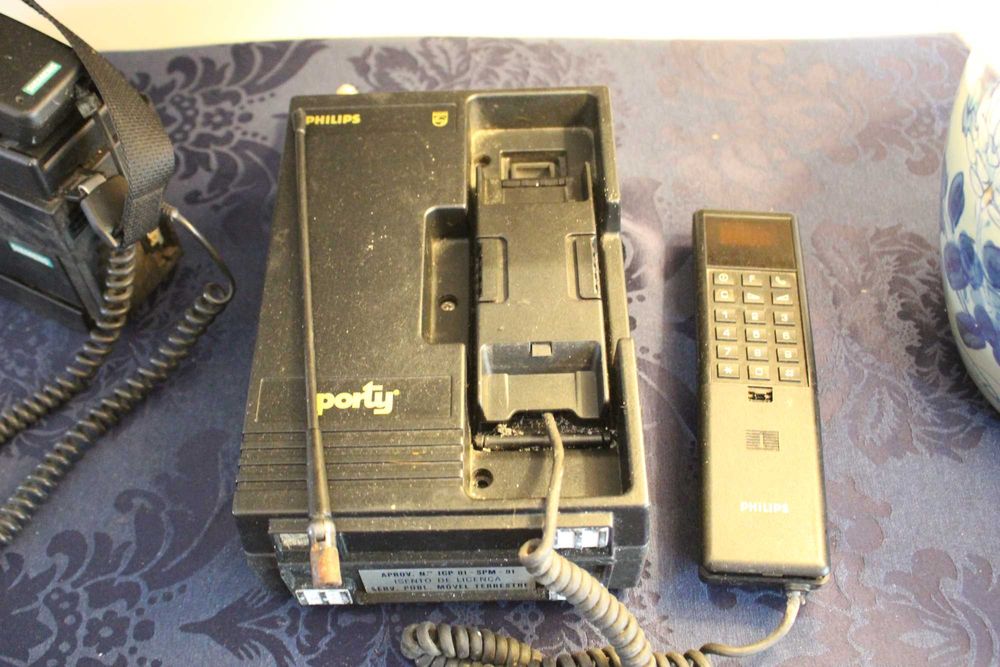 Telefones antigos portáteis , Cada70€. Peça de coleccionador