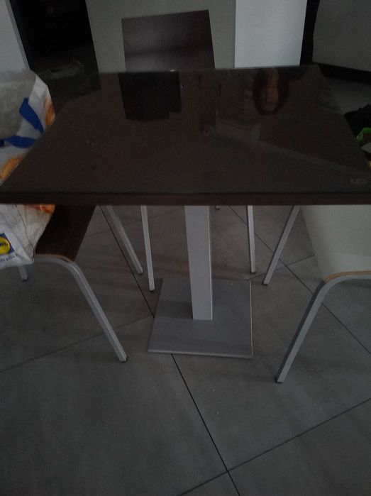 Conjunto de mesa e cadeiras