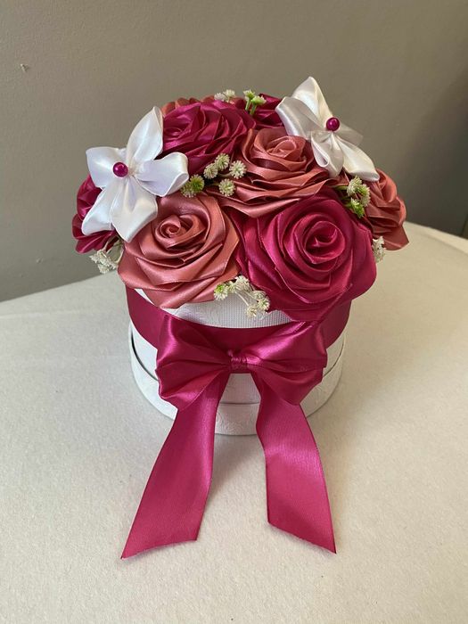Flowerbox z róż ze wstążki w odcieniach różu i bieli
