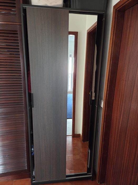 Armario alto para quarto - modelo Ikea Trysil
