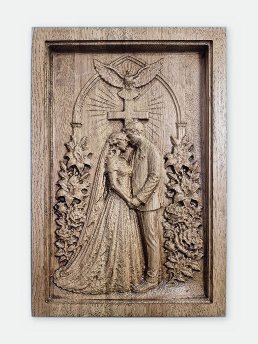 Para młoda pod krzyżem – obraz z drewna dębowego 20 x 30 cm