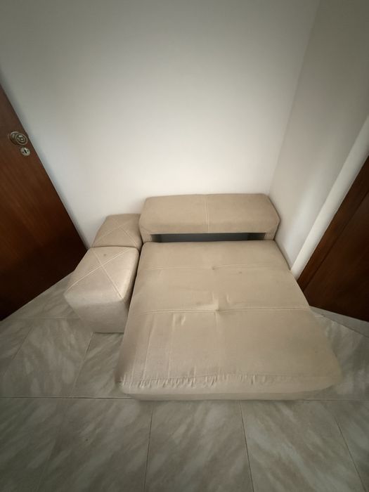 Sofá + chaise long + puffs