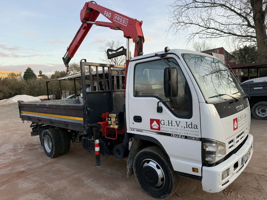 Isuzu nqr basculante e grua