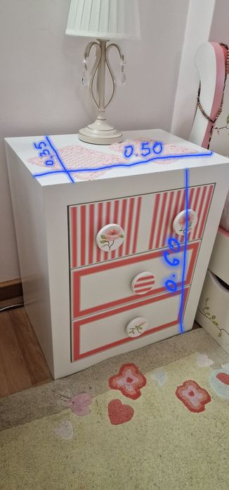 Cama e mesa de cabeceira em madeira maciça  com pintura manual.