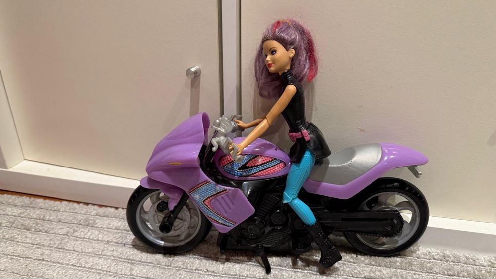 Conjunto Barbie: Casa de ferias + Armário com acessórios