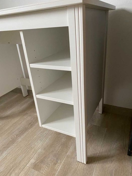 Białe biurko z półkami IKEA / skandynawskie