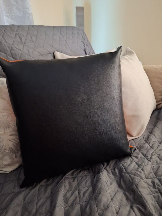 Almofada laranja e preta