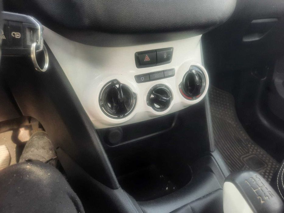 Peugeot 208 1000cc 2015