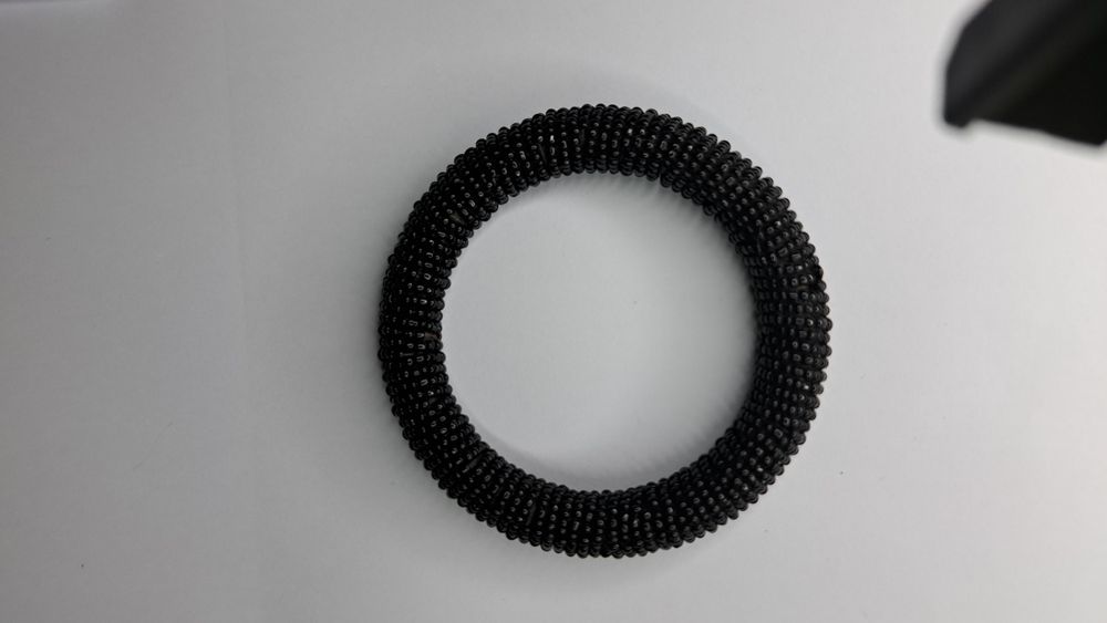 Pulseira preta em missangas