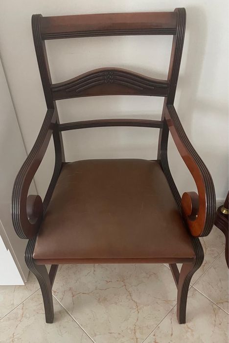 Conjunto de Mesa de Jantar Antigo Clássico – Mesa Redonda Extensível (Fica Oval) + 8 Cadeiras