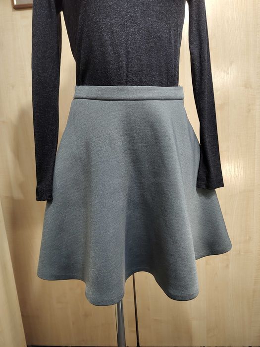 Urocza trapezowa krótka spódniczka z piankowego materiału COS S 36