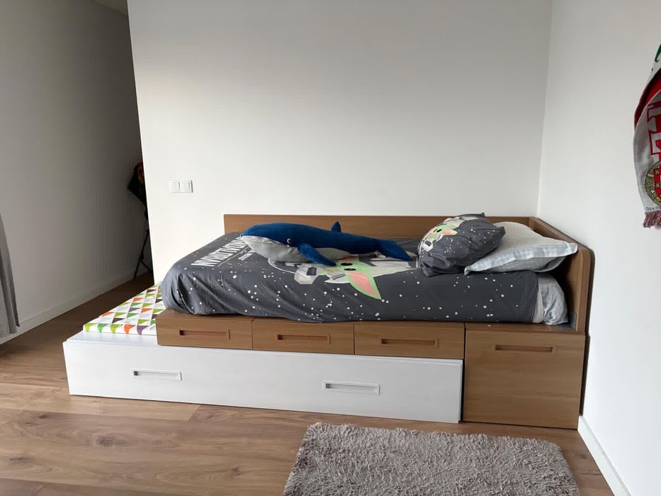 Quarto criança composto por duas camas e secretaria