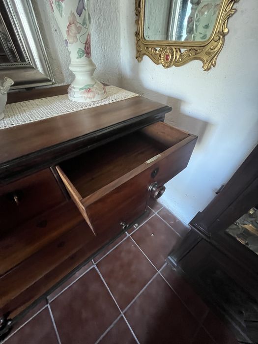 Cómoda Antiga Vinhática com Embutidos em Pau Santo