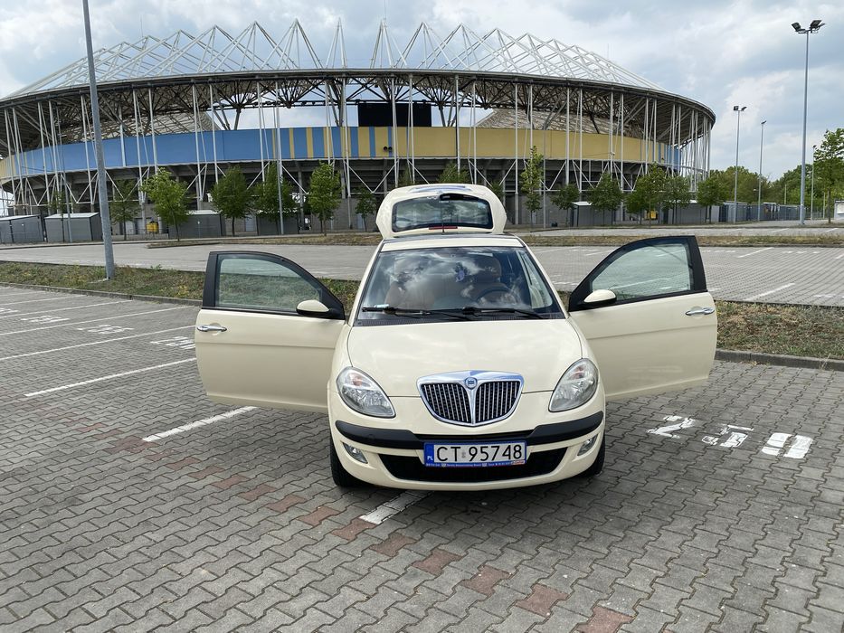 Samochód bezwypadkowy Lancia Ypsilon 1.4 benzyna 3-D Polska