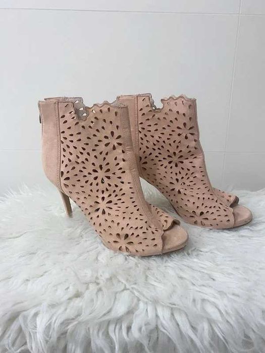 Pudrowo-różowe ażurowe sandały szpilki botki peep toe C'm Paris r. 41