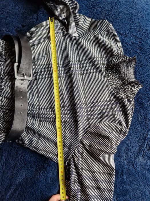 Dzianinowa sukienka midi z plisami i bufiastymi rękawami M