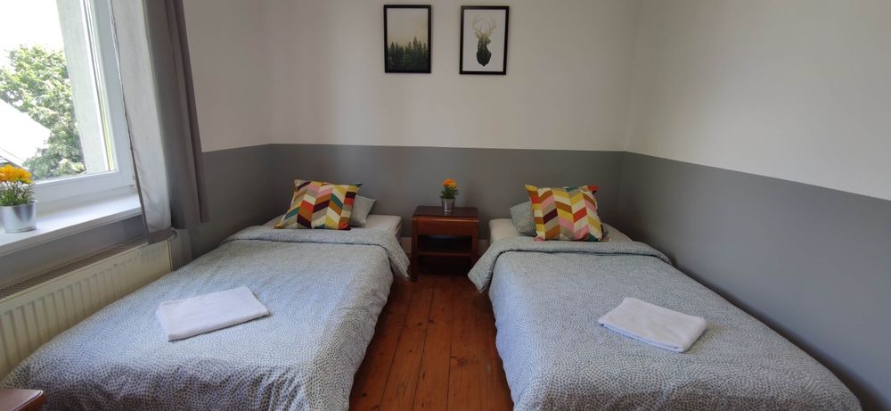 Komfortowe pokoje w Poznaniu – idealne dla par, grup i pracowników.