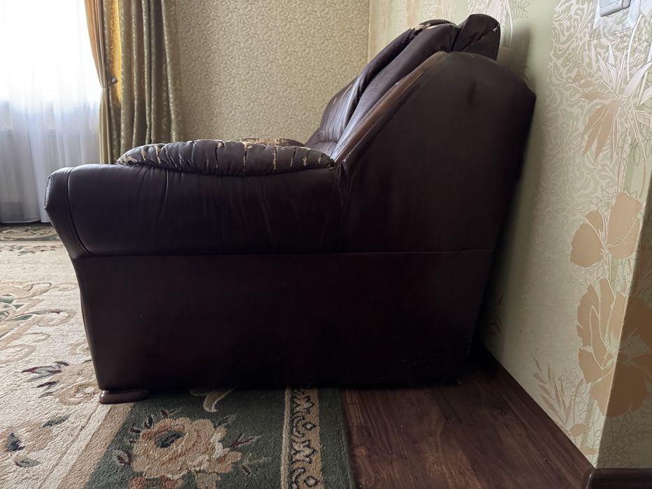 Диван прямий з кожзаму