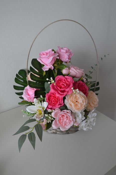 Kosz stroik z kwiatami wiosenny