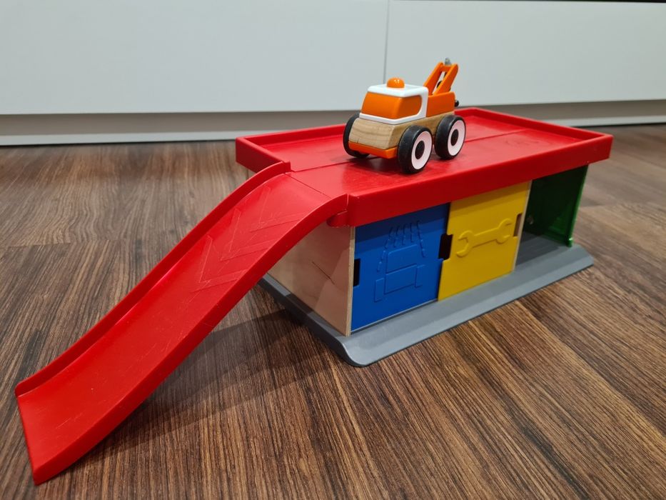 Drewniany parking ikea + przebijanka trefl