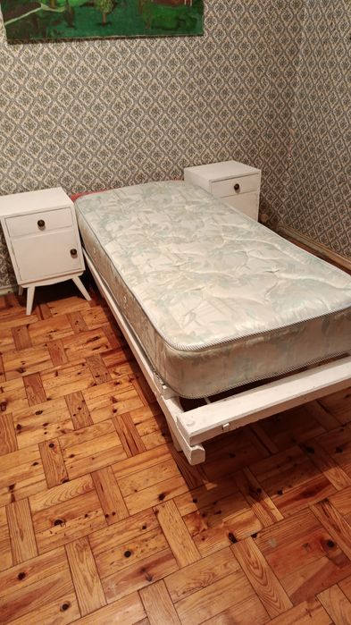 Cama + colchão + mesas de cabeceira