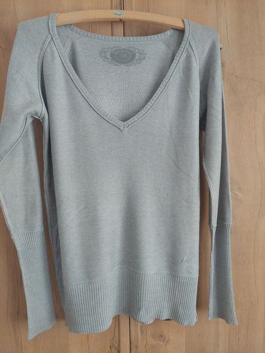 Sweter z dekoltem w V. Makalu. Rozmiar M.
