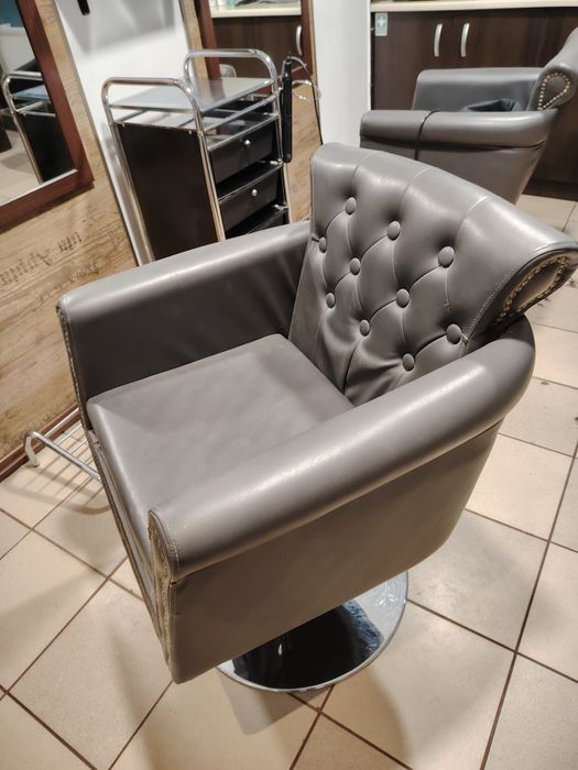 Fotel do salonu fryzjerskiego z podnóżkiem